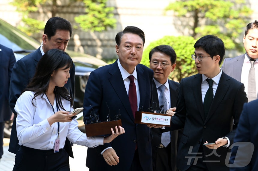 윤석열 전 대통령이 12일 오전 서울 서초구 중앙지방법원에서 열린 내란 우두머리 혐의,직권남용 권리행사방해 혐의 사건 3차 공판에 출석하고 있다.2025.5.12/뉴스1 ⓒ News1 사진공동취재단