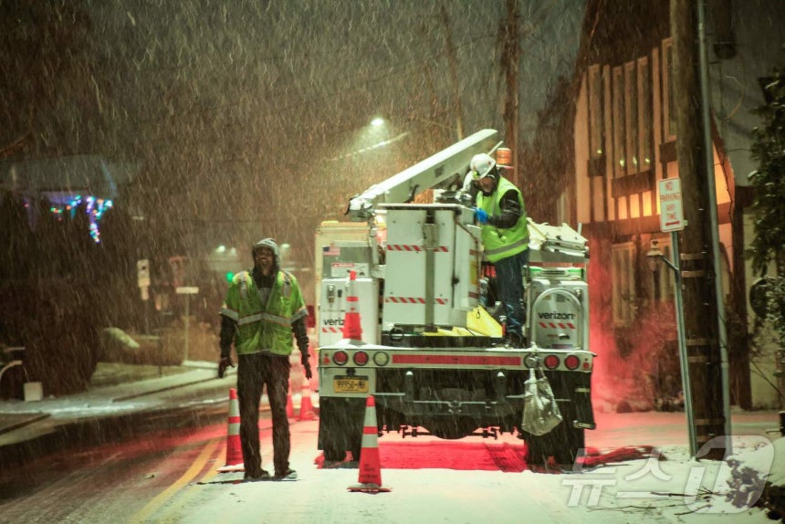 26일(현지시간) 뉴욕주 피어몬트(Piermont)에서 공공시설 서비스(Utility) 직원들이 쏟아지는 눈발을 뚫고 긴급 복구 작업을 진행하고 있다.이날 뉴욕을 포함한 트라이스테이트(Tri-State) 지역에는