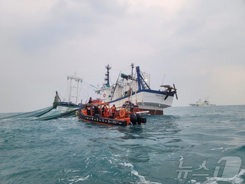 6일 제주 차귀도 서쪽 135㎞ 해상에서 무허가 중국어선들의 범장망 어구를 철거하는 작업이 진행되고 있다.(제주해양경찰서 제공) 2024.12.6/뉴스1 ⓒ News1 홍수영 기자
