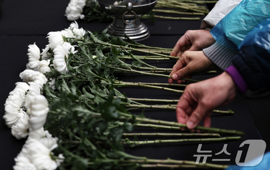 '12·29 무안공항 제주항공 여객기 참사 1주기 추모대회에서 추모객들이 헌화하고 있다.ⓒ News1