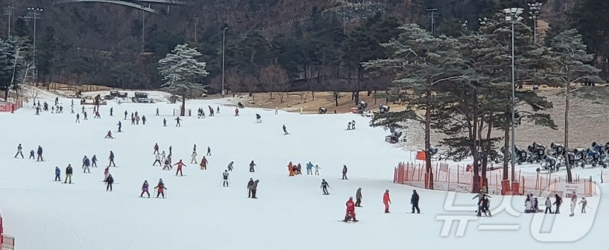 강원 영서·산간의 주요 지역에 1㎝ 이상의 적설이 기록된 27일 강원 원주시 오크밸리리조트 스키장에서 관광객들이 스키와 스노보드를 즐기고 있다. 2025.12.27./뉴스1 ⓒ N