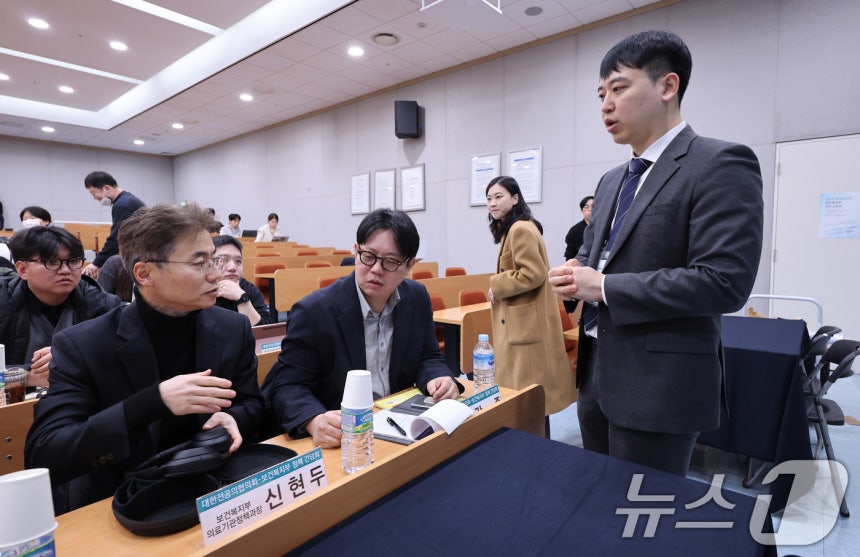 한성존 대한전공의협의회 회장이 27일 서울 서초구 가톨릭대학교 성의교정 성의회관에서 열린 대한전공의협의회-보건복지부 정책 간담회에 앞서 강준 보건복지부 의료개혁총괄과장,신현두 보건복지부 의료기관정책과장과 대화를 나