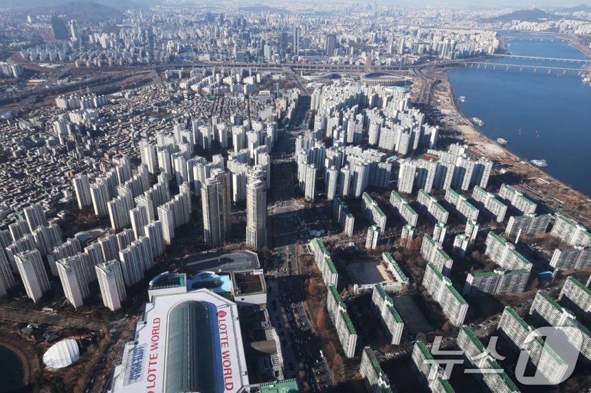 26일 서울 송파구 롯데월드타워 서울스카이에서 아파트 단지가 보이고 있다.2025.12.26/뉴스1 ⓒ News1 이광호 기자
