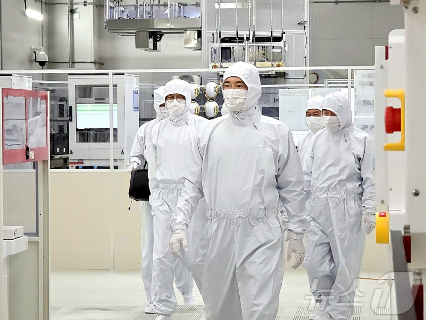 이재용 삼성전자 회장이 22일 경기도 기흥캠퍼스 반도체(DS부문) 차세대 연구개발(R&D) 단지인 'NRD-K'를 방문해 차세대 제품 및 기술 경쟁력을 점검하고 있다.(삼성전자 제공,재판매 및 DB금지).2025.