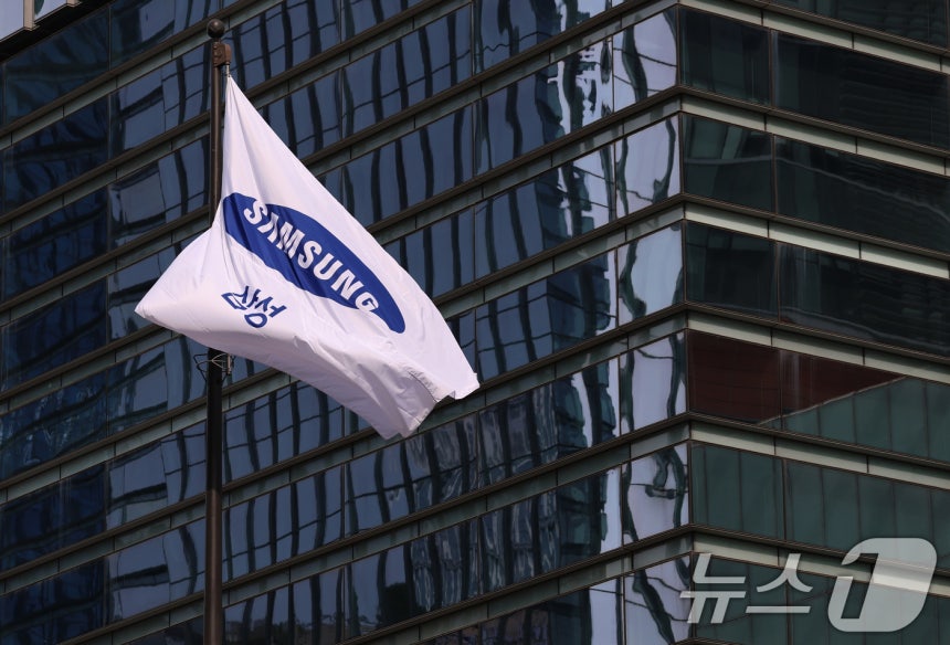 삼성전자가 역대 최대 분기 매출과 함께 12조2000억원의 영업이익을 기록했다.삼성전자는 올해 3분기 연결기준 매출 86조617억원,<a href=