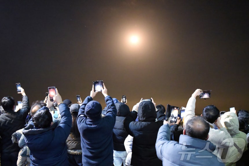 한국형 발사체 누리호(KSLV-Ⅱ)가 발사된 11월 27일 새벽 고흥우주발사전망대에서 지켜보던 관람객들이 스마트폰으로 이를 촬영하고 있다.2025.11.27/뉴스1 ⓒ News1 김성준 기자