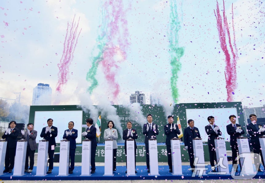 강기정 광주시장이 20일 오후 북구 옛 전방·일신방직 부지에서 열린 '더현대 광주 착공식'에 참석해 축하 발파 퍼포먼스를 하고 있다.(광주시 제공.재판매 및 DB 금지) 2025.11.20/뉴스1