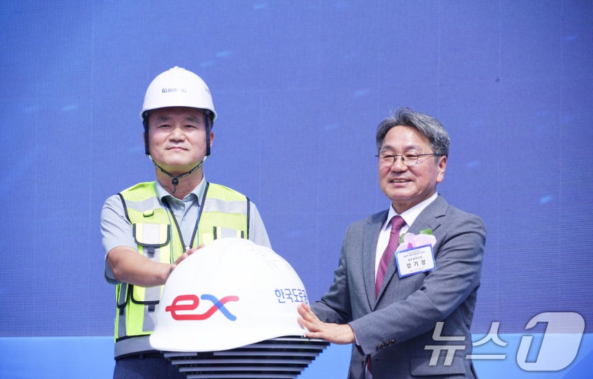 강기정 광주시장이 22일 북구 국립광주박물관 정원에서 열린 '호남고속도로 동광주-광산 확장공사 기공식'에 참석해 함진규 한국도로공사 사장,전진숙·정준호 국회의원 등과 안전다짐 퍼포먼스를 하고 있다.(광주시 제공.