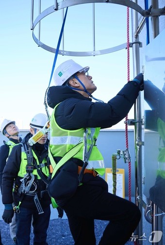 정재헌 SK텔레콤 CEO가 기지국 설치 작업 현장을 방문했다.(SK텔레콤 제공)