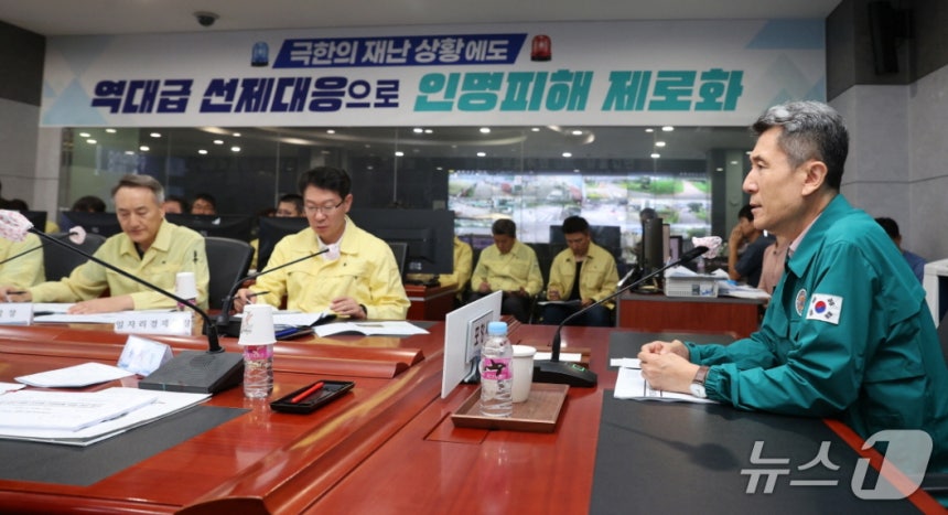 28일 경북 포항시가 행정안전부가 주관한 재난관리평가와 경북도가 주관한 도민안전시책안전에서 우수기관과 최우수기관에 각각 선정됐다.사진은 이깅덕 시장이 시민안전관련 대책회의를 주재하는 모습.(포항시제공,재판매 및