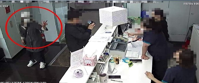 다이어트약 중독자가 진료 없이 다른 사람 명의로 2명분 다이어트약을 달라고 수신호로 요청하는 장면(사진=서울중앙지검 제공)