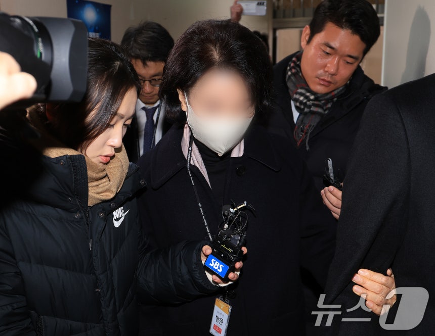 한학자 통일교 총재의 전 비서실장 정원주씨가 28일 오전 서울 서대문구 경찰청 중대범죄수사과로 조사를 받기 위해 출석하고 있다.2025.12.28/뉴스1 ⓒ News1 김진환 기자