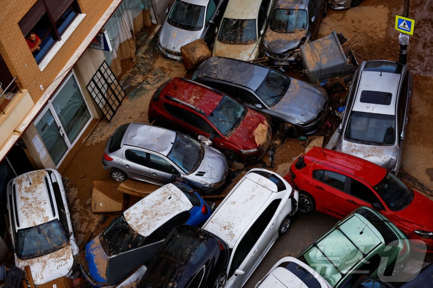 스페인 발렌시아 지방의 세다비 지역에 폭우로 차들이 침수된 후 서로 뒤엉켜 있다.2024.10.31 ⓒ 로이터=뉴스1