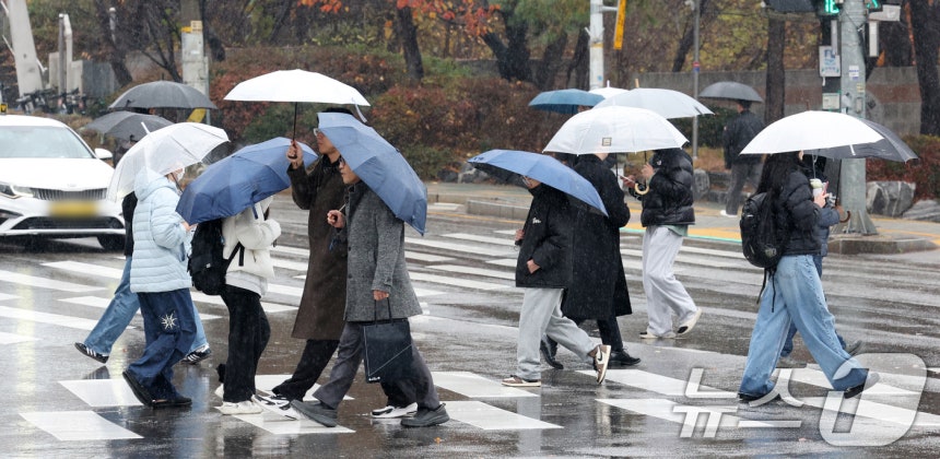 우산을 쓰고 지나가는 시민들.2025.11.27/뉴스1 ⓒ News1 김영운 기자