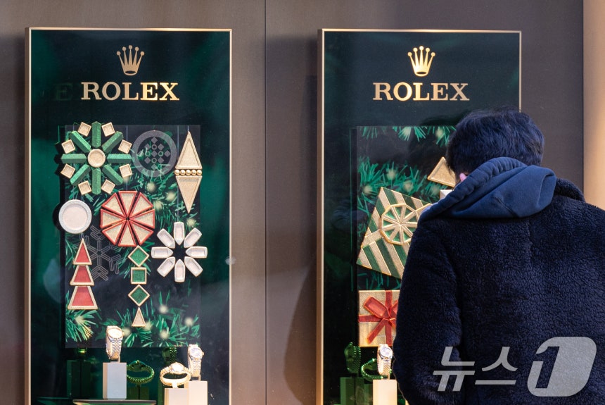 서울 중구 신세계백화점 본점 외벽에 롤렉스 제품 등이 전시돼 있다.2024.12.31/뉴스1 ⓒ News1 이승배 기자