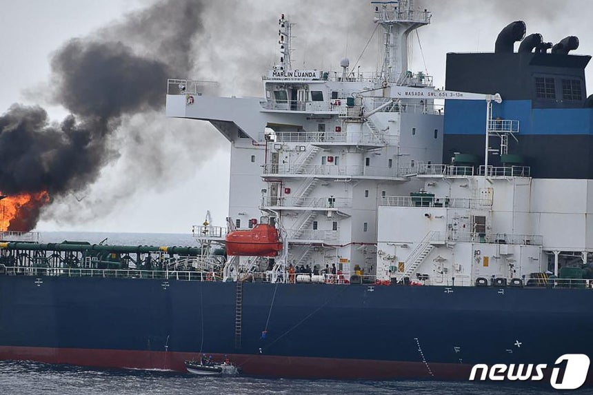 27일(현지시간) 홍해와 이어지는 아덴만에서 영국 유조선 ‘말린 루안다’가 예멘 후티 반군의 공격을 받아 화염과 연기가 솟아 오르고 있다. 2024.1.28 ⓒ AFP=뉴스1 ⓒ News1 우동명 기자
