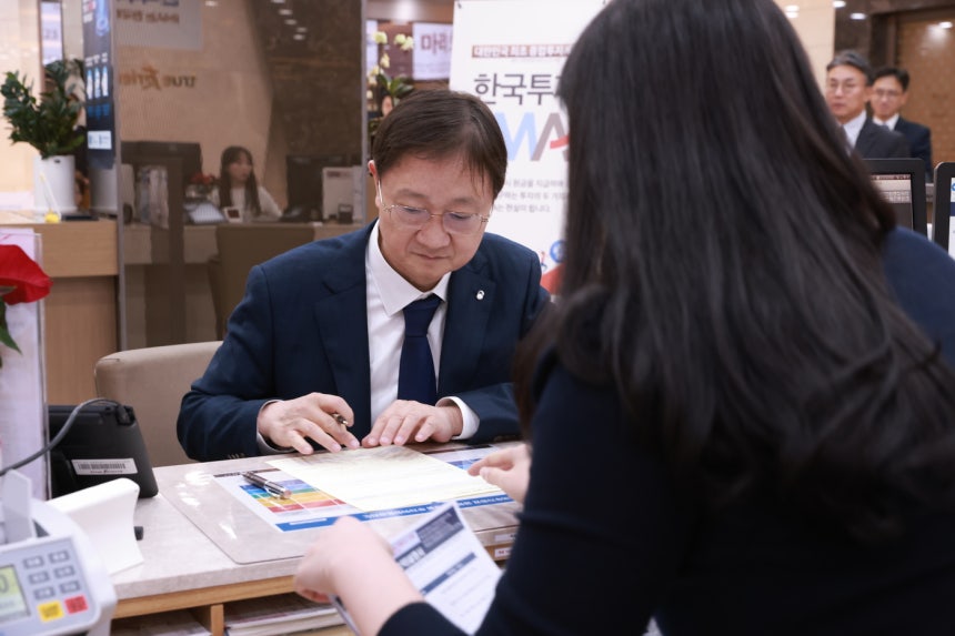 이찬진 금융감독원장이 23일 한국투자증권에서 모험자본 공급 활성화를 위해 도입·출시된 종합투자계좌(IMA)에 직접 가입하고 있다.(금융감독원 제공)