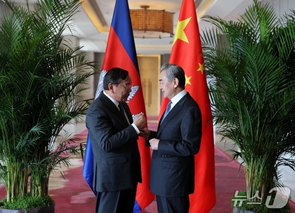 왕이 중국 외교부장과 쁘락 소콘 캄보디아 부총리 겸 외교장관이 28일 윈난성 위시에서 회담했다.(중국 외교부 홈페이지)