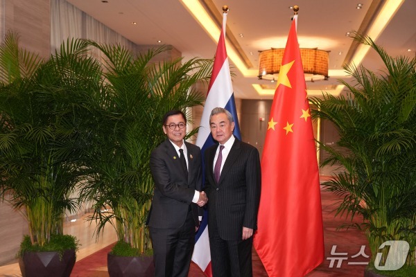 왕이 중국 외교부장과 시하삭 푸앙껫깨우 태국 외교장관이 28일 윈난성 위시에서 회담했다.(중국 외교부 홈페이지)