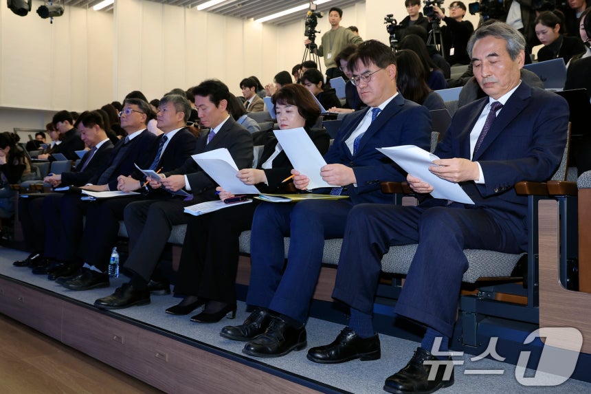 김건희와 명태균·건진법사 관련 국정농단 및 불법 선거 개입 사건 등 진상규명을 위한 특별검사팀 민중기 특별검사(오른쪽부터)와 김형근,오정희,박상진,문홍주,김경호,박노수 특검보가 29일 오전 서울 종로구 KT
