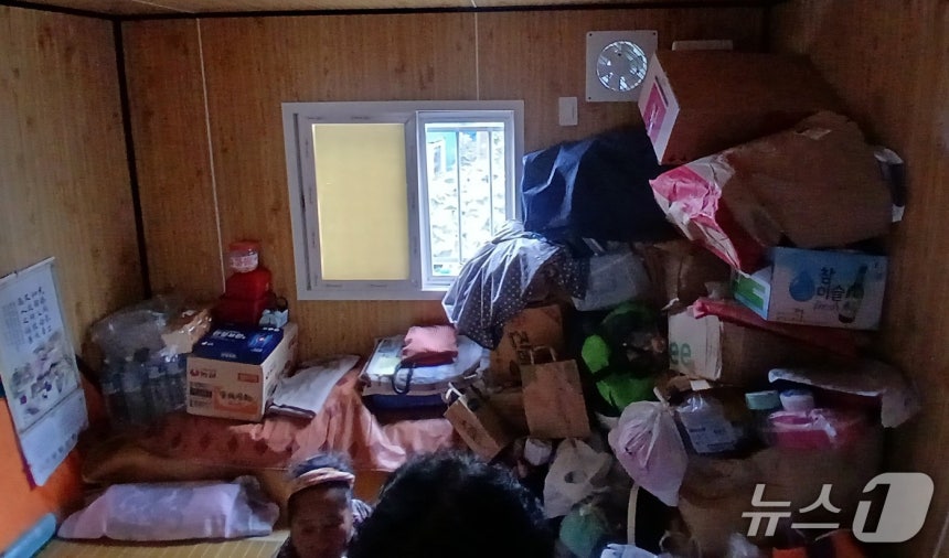 제주에서 60대 여성이 3년여 간 생활한 컨테이너 모습.(제주시 제공.재판매 및 DB 금지)