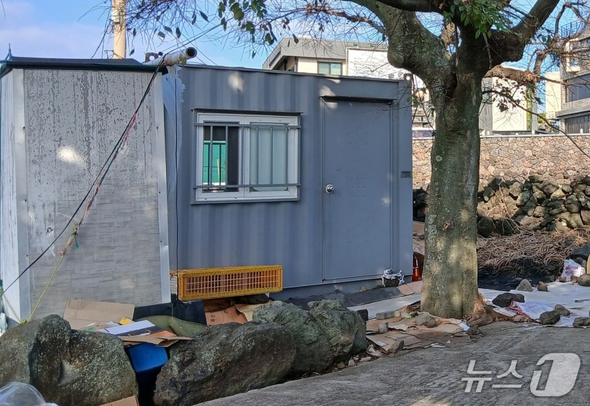 60대 여성 A 씨가 생활한 컨테이너.(제주시 제공.재판매 및 DB 금지)