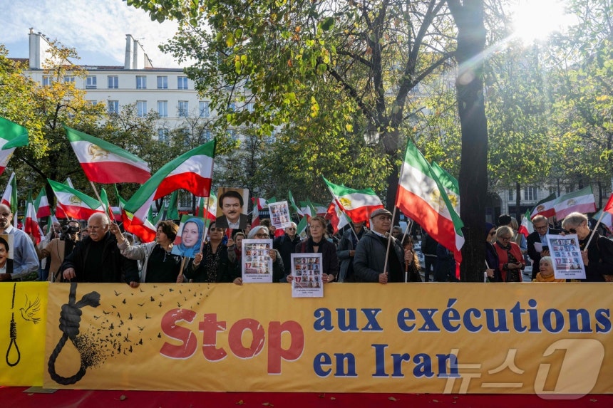 지난 10월 11일 프랑스 파리에서 이란 인권지원위원회(CSDHI) 등 프랑스 소재 이란인 단체들이 이란의 사형제도 폐지를 촉구하는 시위를 벌이고 있다.ⓒ AFP=뉴스1 ⓒ News1 이정환 기자