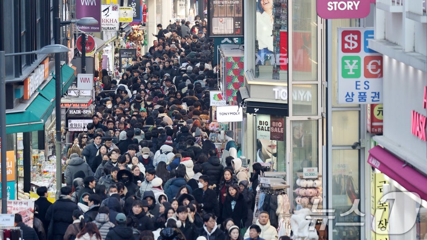 크리스마스인 25일 서울 명동거리에 시민과 외국인 관광객의 발길이 이어지고 있다.(사진은 기사 내용과 무관함) 2025.12.25/뉴스1 ⓒ News1 박지혜 기자