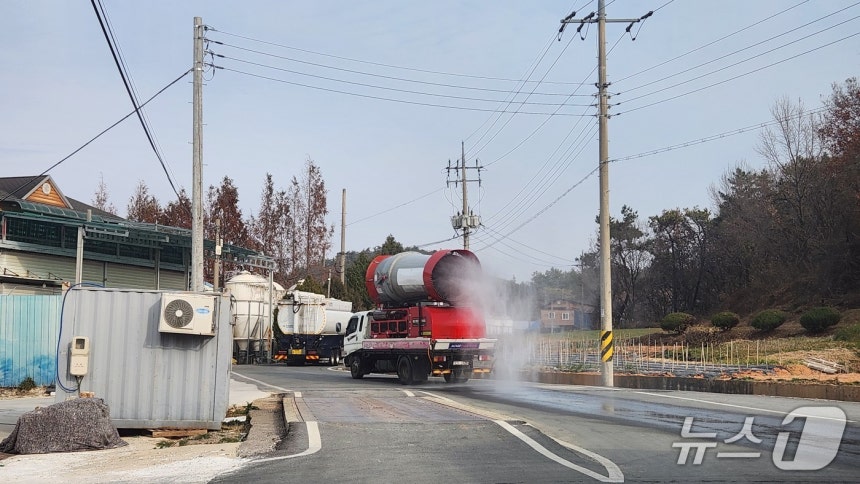 조류인플루엔자 방역 모습.(전남도 제공.재판매 및 DB금지) 2025.12.29/뉴스1