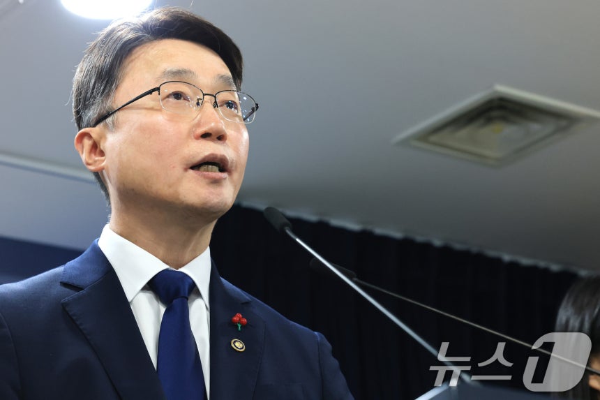 류제명 과학기술정보통신부 2차관이 29일 서울 종로구 정부서울청사에서 KT·LGU+ 침해사고 최종 조사결과 관련 브리핑을 하고 있다.2025.12.29/뉴스1 ⓒ News1 임세영 기자