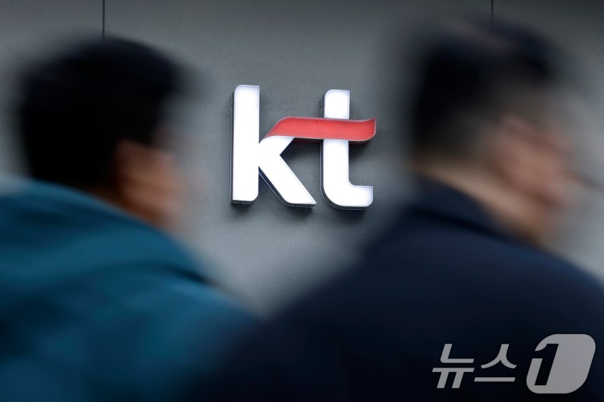 KT 무단소액결제 및 해킹 사태에 대한 최종 조사 결과가 발표된 29일 서울의 한 KT 대리점 앞으로 시민이 지나고 있다.2025.12.29/뉴스1 ⓒ News1 박정호 기자
