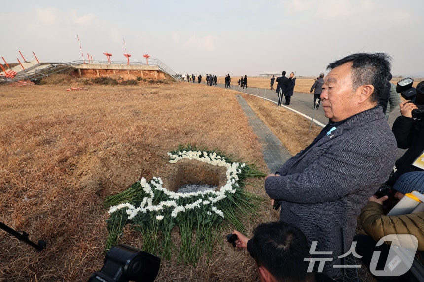 179명이 사망한 12·29 제주항공 무안공항 참사 1주기인 29일 전남 무안공항에서 유가족들이 활주로 내 피해를 키운 원인으로 지목된 방위각 시설물(로컬라이저)을 가까이서 바라보고 있다.2025.12.29/뉴스1