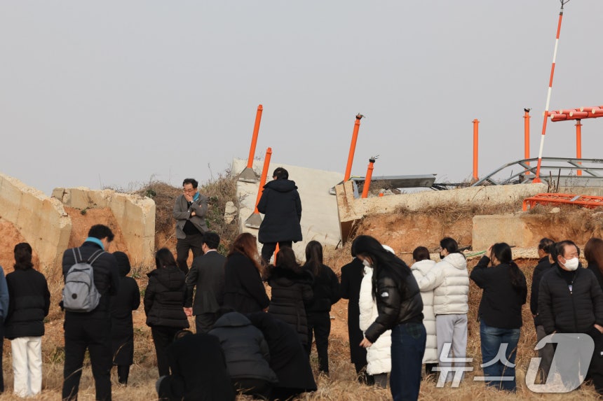 179명이 사망한 12·29 제주항공 무안공항 참사 1주기인 29일 전남 무안공항에서 유가족들이 활주로 내 피해를 키운 원인으로 지목된 방위각 시설물(로컬라이저)을 가까이서 바라보고 있다.2025.12.29/뉴스1