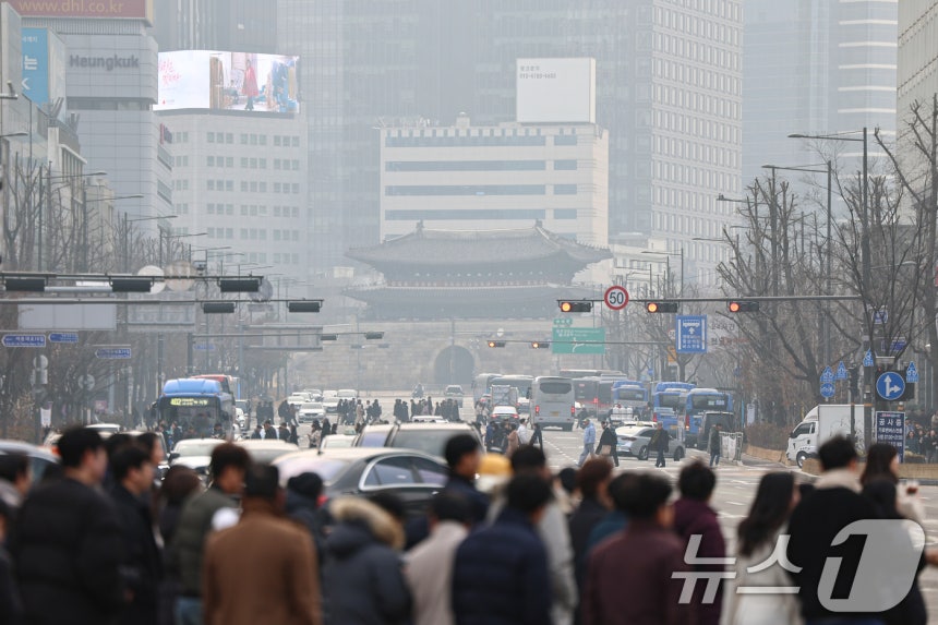 수도권 미세먼지 농도가 나쁨을 보인 29일 서울 도심이 뿌옇게 보이고 있다.2025.12.29/뉴스1 ⓒ News1 김도우 기자