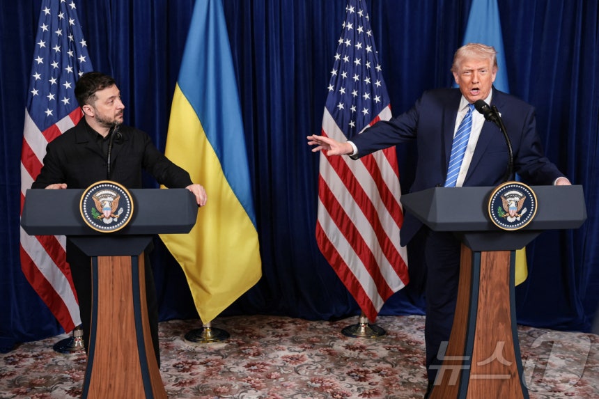 도널드 트럼프 미국 대통령이 28일(현지시간) 플로리다주 팜비치 마러라고 자택에서 볼로디미르 젤렌스키 우크라이나 대통령과 회담한 뒤 공동 기자회견을 하고 있다.2025.12.28 ⓒ 로이터=뉴스1 ⓒ News1 강