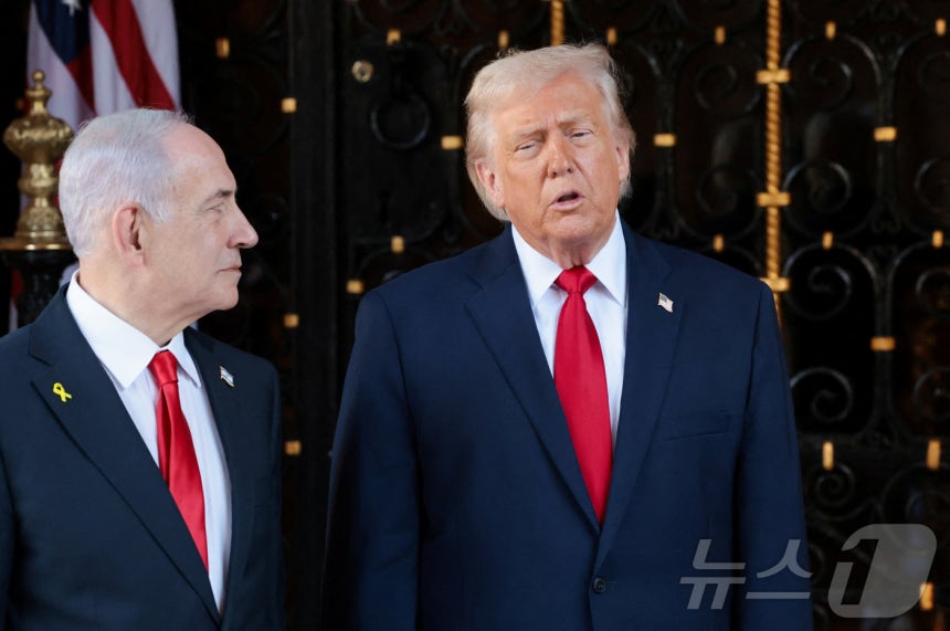 도널드 트럼프 미국 대통령이 29일(현지시간) 플로리다주 마러라고 리조트에서 베냐민 네타냐후 이스라엘 총리를 맞이하고 있다.2025.12.29 ⓒ 로이터=뉴스1 ⓒ News1 국제부 공용 기자
