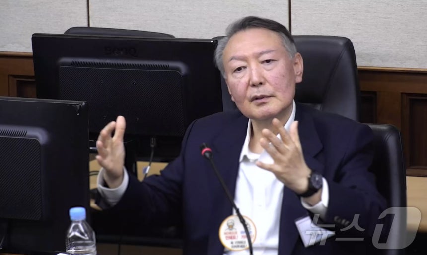 고위공직자범죄수사처(공수처) 체포영장 집행 방해 및 국무위원 심의권 침해로 재판에 넘겨진 윤석열 전 대통령이 26일 서울 서초구 중앙지방법원에서 열린 1심 결심 공판에서 최후 진술을 하고 있다.(중앙지법 제공.재