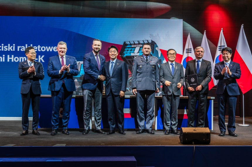 29일(현지시간) 폴란드 바르샤바 군사 박물관에서 열린 '천무 3차 실행계약 체결식'에서 강훈식 대통령실 비서실장(왼쪽 네번째)이 코시니악 카미슈 폴란드 부총리와 악수하고 있다. 왼쪽부터 손재일 한화에어로스페이스 대