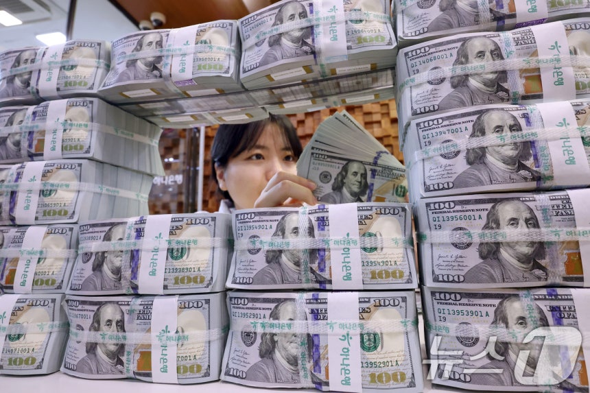 서울 중구 하나은행 위변조대응센터에서 직원이 100달러 지폐를 살펴보고 있다,<a href=