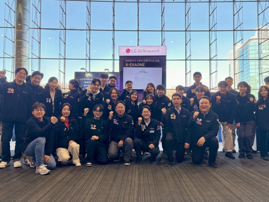 30일 서울 강남 코엑스에서 열린 과학기술정보통신부 주관 독자 AI 파운데이션 모델 1차 발표회에 참가한 K-엑사원 컨소시엄(LG 제공).ⓒ 뉴스1