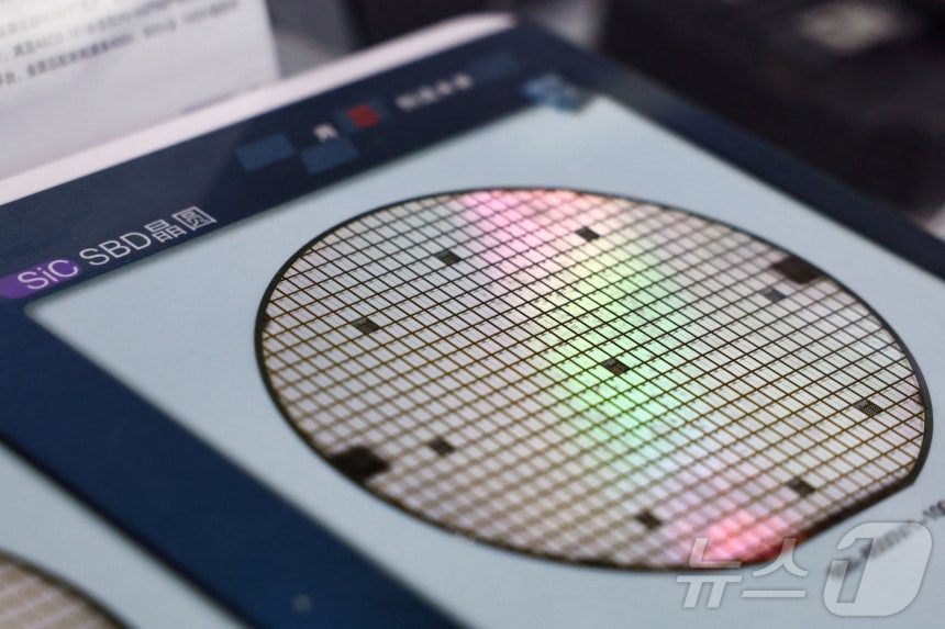 중국 저장성 퉁샹시 우전에서 열린 세계인터넷대회 박람회에서 CETC 부스에 전시된 전기차(EV)용 실리콘 카바이드(SiC) 쇼트키 배리어 다이오드(SBD) 반도체 웨이퍼가 공개됐다.2025.11.08.ⓒ 로이터=뉴