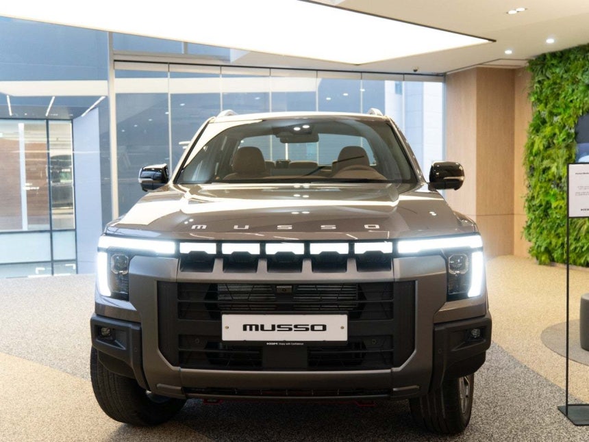 30일 경기 고양의 KG모빌리티(KGM) 익스피리언스센터 일산에서 공개된 KGM 5세대 준대형 픽업 '무쏘'(MUSSO) 일반형의 모습(KGM 제공).2025.12.30.