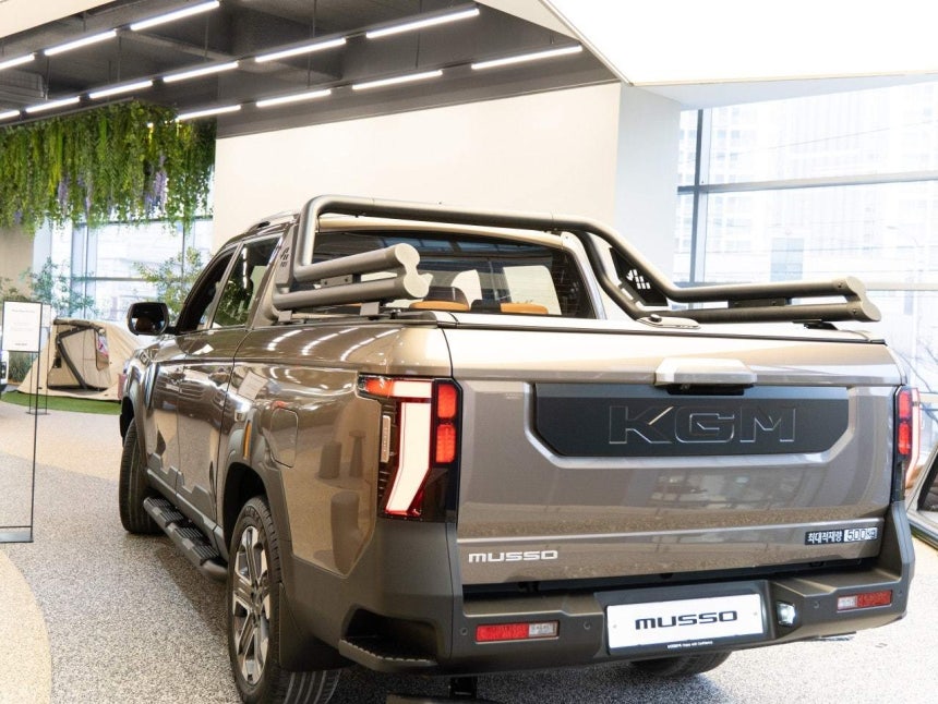 30일 경기 고양의 KG모빌리티(KGM) 익스피리언스센터 일산에서 공개된 KGM 5세대 준대형 픽업 '무쏘'(MUSSO) 일반형의 모습(KGM 제공).2025.12.30.