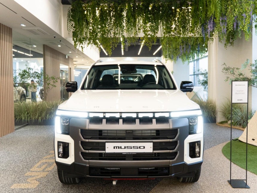 30일 경기 고양의 KG모빌리티(KGM) 익스피리언스센터 일산에서 공개된 KGM 5세대 준대형 픽업 '무쏘'(MUSSO) '그랜드 스타일'의 모습(KGM 제공).2025.12.30.