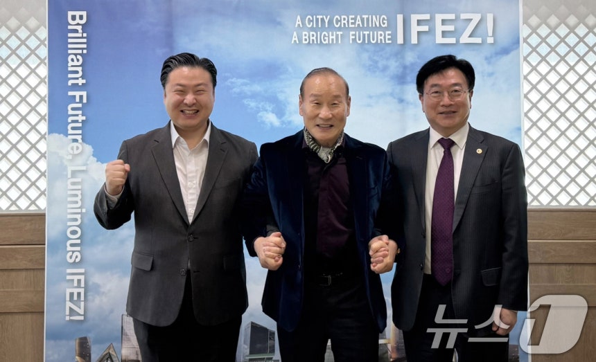 최준호 패션그룹형지 총괄부회장(왼쪽부터),최병오 한국섬유산업연합회 회장,윤원석 인천경제자유구역청장이 지난 26일 인천경제자유구역청에서 송도국제도시를 'K-패션 글로벌 허브'로 육성하는 업무협약을 체결한 후 기념촬