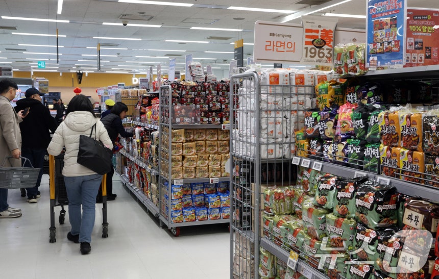 서울 한 대형마트 라면 진열대 모습.2025.12.24/뉴스1 ⓒ News1 김명섭 기자