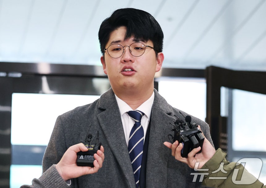 '쿠팡 블랙리스트'를 폭로한 공익 제보자 김준호 씨가 31일 오전 서울 서초구 관봉권·쿠팡 상설특검팀 사무실에서 참고인 조사를 받기 위해 출석,<a href=