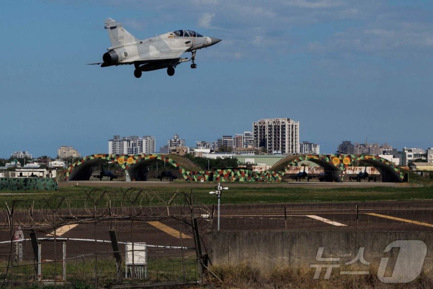 29일(현지시간) 중국 인민해방군 동부전구사령부가 대만 일대에서‘정의의 임무 2025’군사훈련 개시를 발표한 후,<a href=