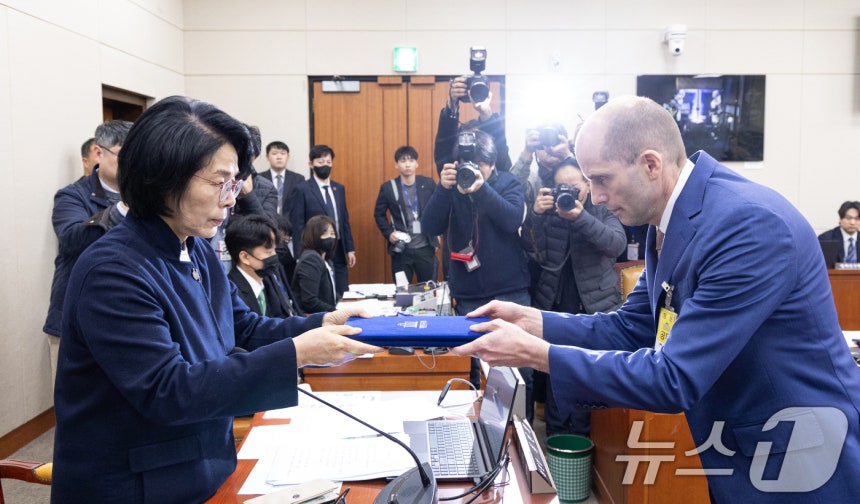 해롤드 로저스 쿠팡 대표이사가 31일 서울 여의도 국회에서 열린 제430회국회(임시회) 쿠팡 침해사고 및 개인정보 유출,불공정 거래,노동환경 실태 파악과 재발방지 대책 마련을 위한 연석 청문회에 출석해 증인선서문