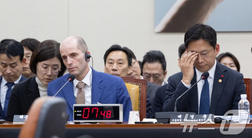 배경훈 과학기술정보통신부 장관 겸 부총리가 31일 서울 여의도 국회에서 열린 제430회국회(임시회) 쿠팡 침해사고 및 개인정보 유출,불공정 거래,노동환경 실태 파악과 재발방지 대책 마련을 위한 연석 청문회에 출석